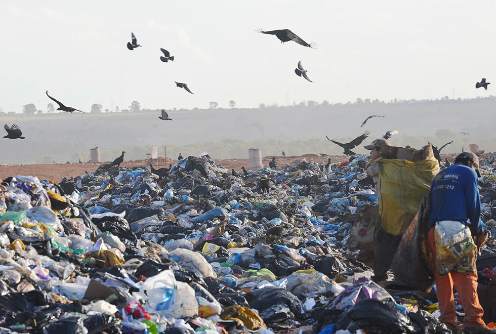 Rubbish area in Brasil from https://www.unicamp.br/unicamp/noticias/2019/02/08/pobreza-no-brasil-sera-pesquisada-em-colaboracao-com-britanicos-da-universidade?fbclid=IwAR2rUuDKOJ_3nZQzL_WjEdAwvuh2fImykTnGQnX1CSwysmuPRK6g6smM_J0 