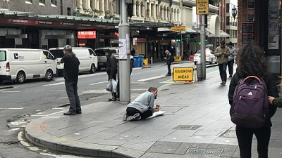 Sydney, Australia, street with beggar and passersby. Credit: Kgbo [CC BY-SA 4.0 (https://creativecommons.org/licenses/by-sa/4.0)]
